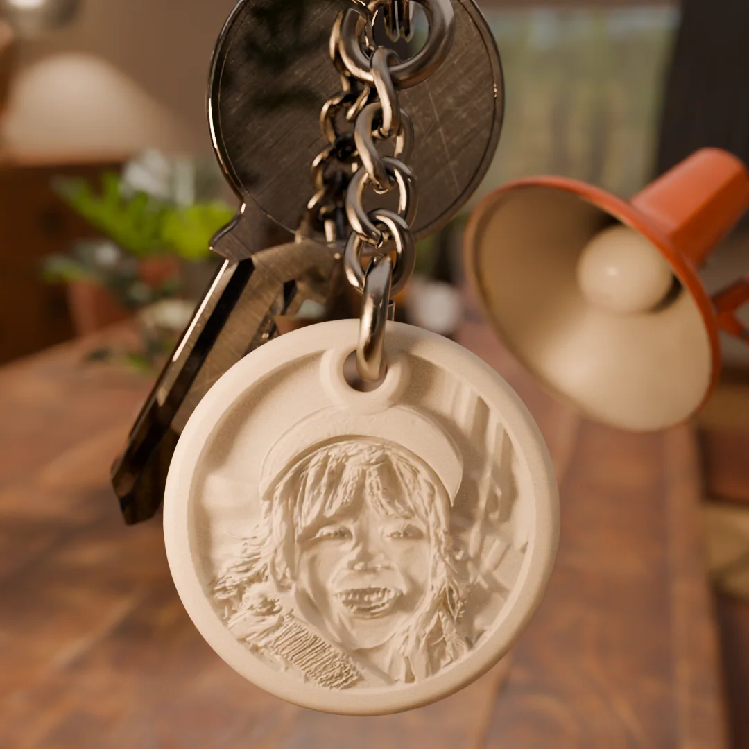 Glimery round photo keychain - without backlighting Glimery round photo keychain with a child’s portrait, without backlighting, showing the raised texture of the photo surface.